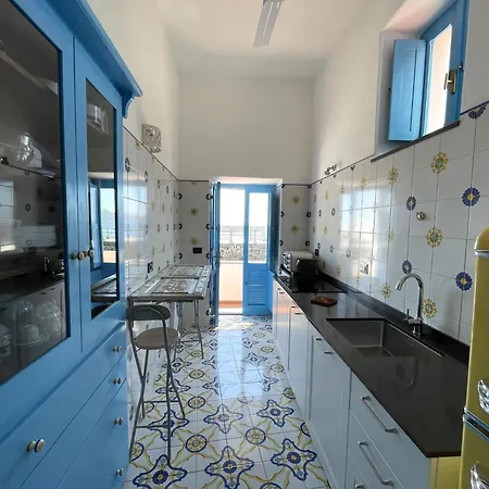 Casa Segreto, Sul Porto Di Santa Marina Salina
