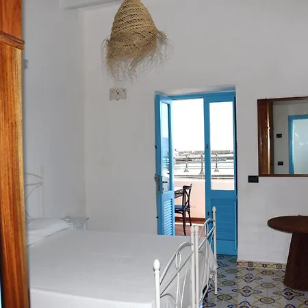 Casa Segreto, Sul Porto Di Nyaraló