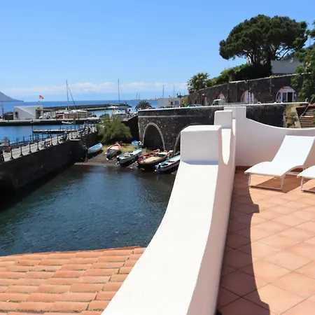 Casa Segreto, Sul Porto Di Santa Marina Salina